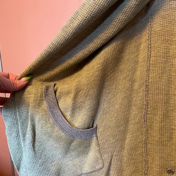 Lululemon Wrap with hood - Picture 4 of 5